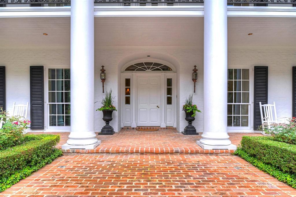 Foto principal - 333 W Friar Tuck Ln