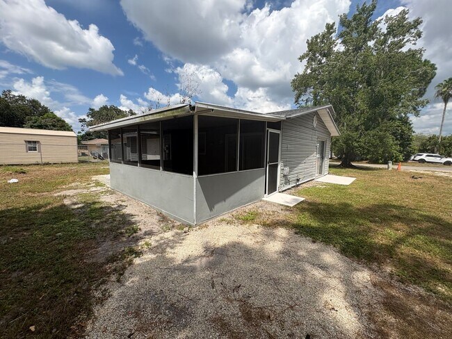 Building Photo - 424 Valley Dr