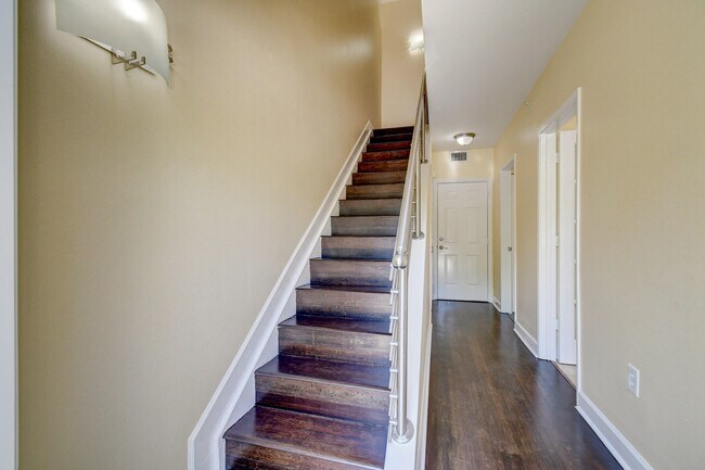Building Photo - 628 Fern St