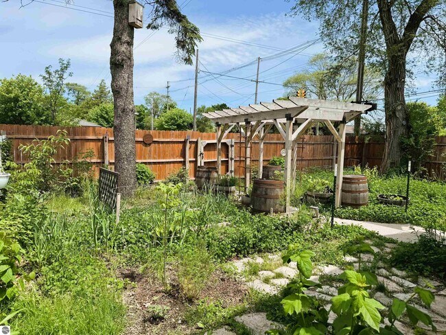 Building Photo - 152 E Fourteenth St