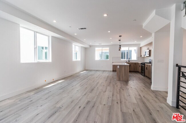 Building Photo - 4299 Tujunga Ave