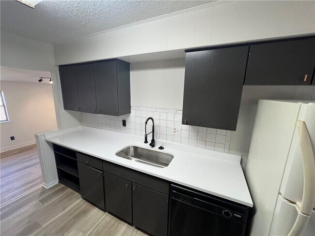 Foto del edificio - 2 Lancaster Dr