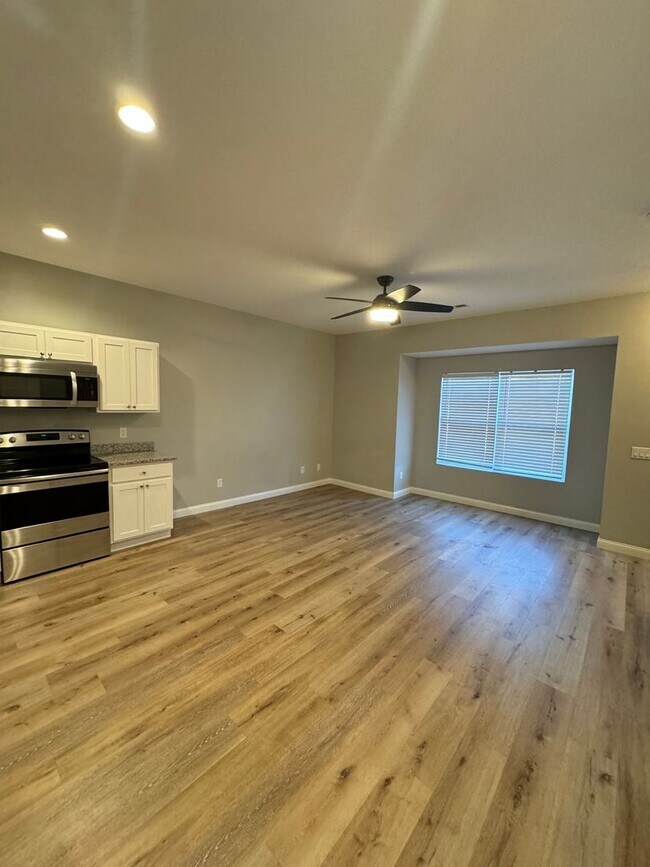 Building Photo - Devil&#39;s Glen Townhomes