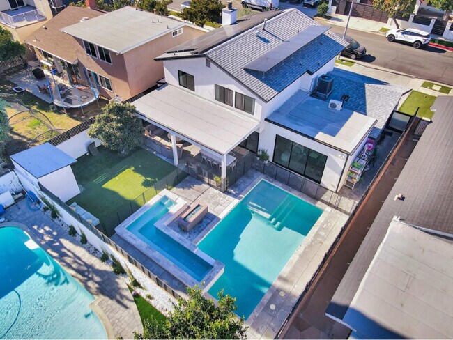 Foto del edificio - 6324 Geyser Ave