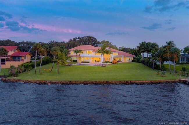 Foto del edificio - 901 SE Riverside Dr