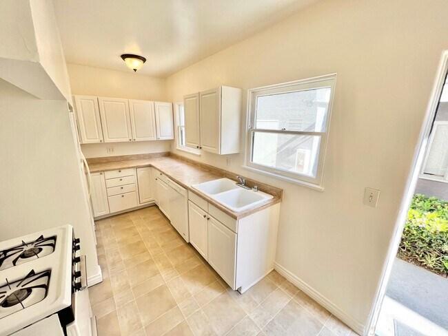 Foto del edificio - Charming Belmont Shore 2BD/1BA in Spanish-Style Duplex | Garage Included