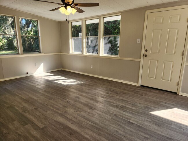 Foto del edificio - Charming 3 Bedroom 1 Bathroom home in Midt...