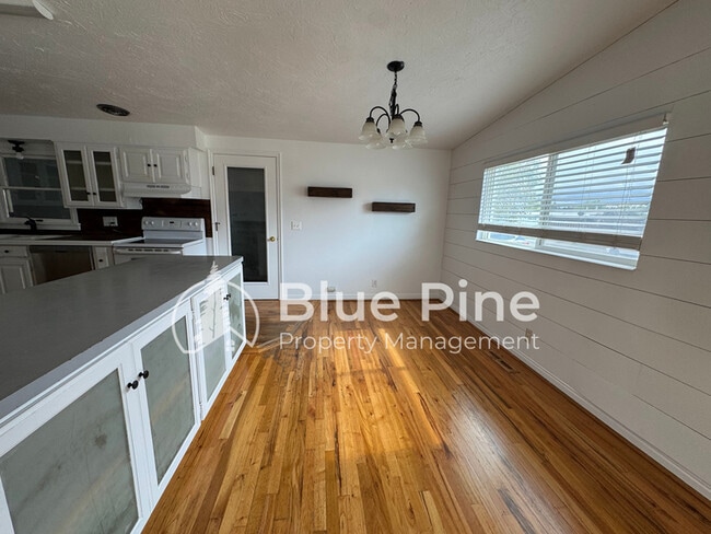 Building Photo - 1861 Gallup St