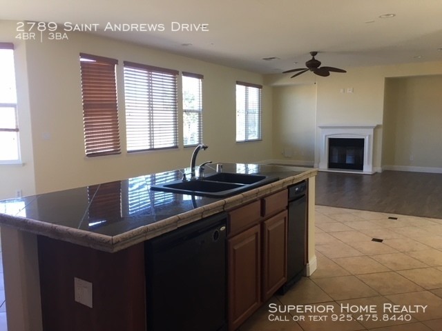 Building Photo - Beautiful Deer Ridge Home w/Stunning View!
