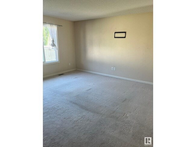 Photo du bâtiment - 4610-162A 162A Ave