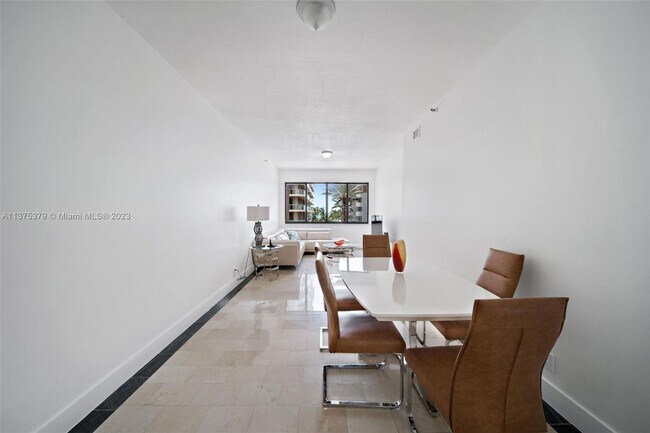 Foto del edificio - 8816 Collins Ave