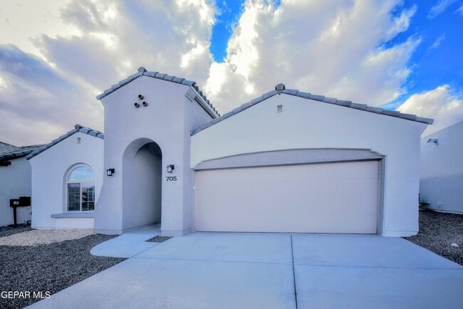 Building Photo - 705 Paseo De La Reina St