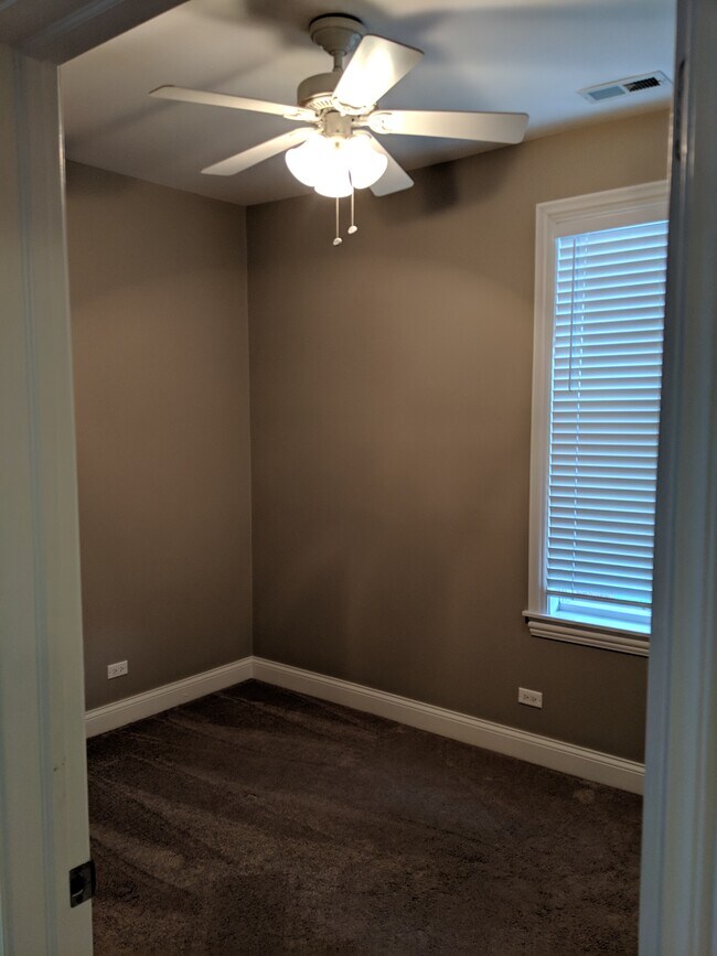 Bedroom 1 w/big closet - 4810 W Ainslie St
