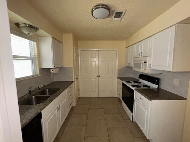 Building Photo - 11447 Loyola Dr