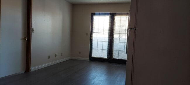 Building Photo - DOWNSTAIRS UNIT. 1 BEDROOM AND 1 BATHROOM....