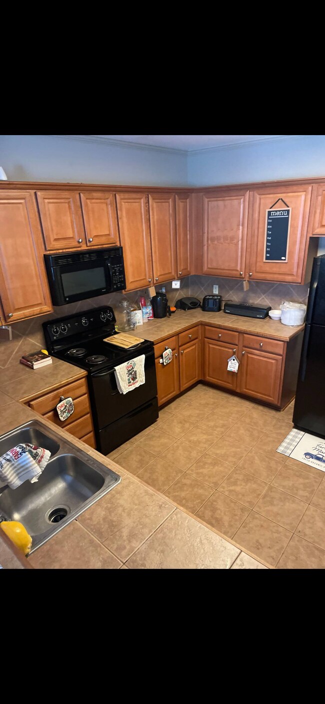 Kitchen - 7300 Burbank Dr