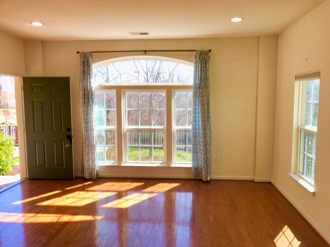 Building Photo - Stunning 3 Bedroom Townhouse in Greenbelt!