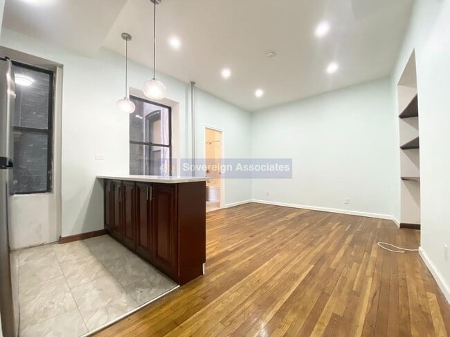 Building Photo - 240 W 104th St