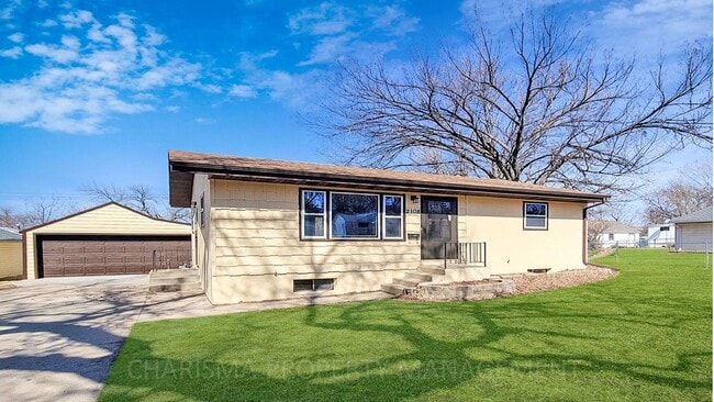 Building Photo - Newly Updated 2 Bedroom, 1.5 Bath House, Centrally Located