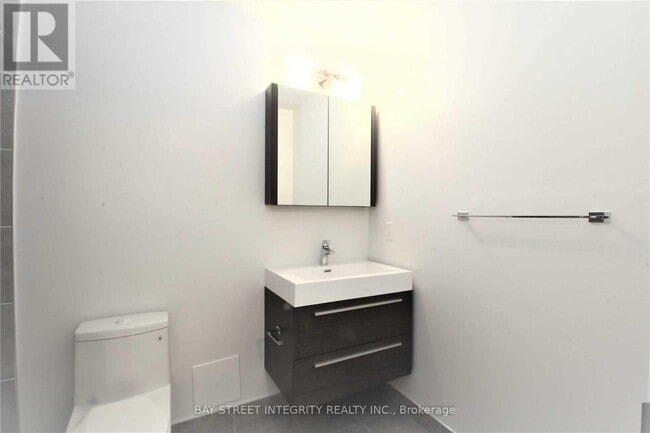 Photo du bâtiment - 805-810 ROUGE Dr