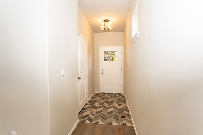 Building Photo - End-Unit Townhome in Desirable Midtown Neighborhood