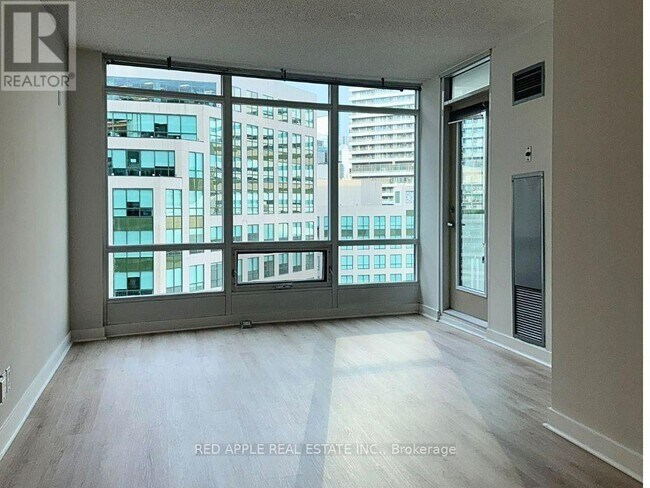 Photo du bâtiment - 361 Front St W