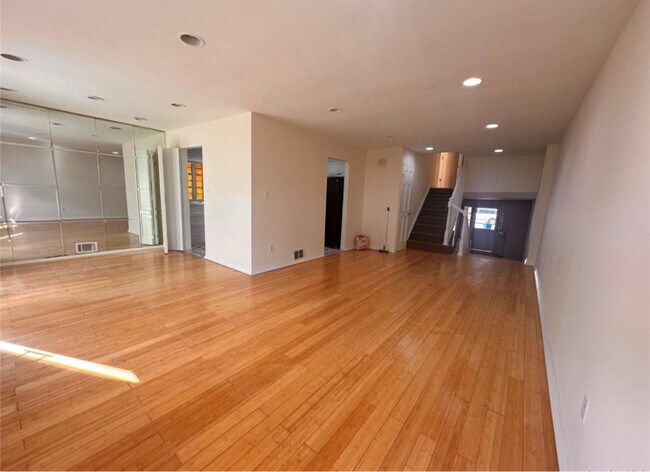 Foto del edificio - 15-83 208th Pl