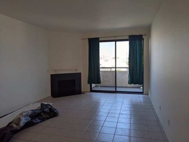 Amplia sala de estar. - 2491 Purdue Ave