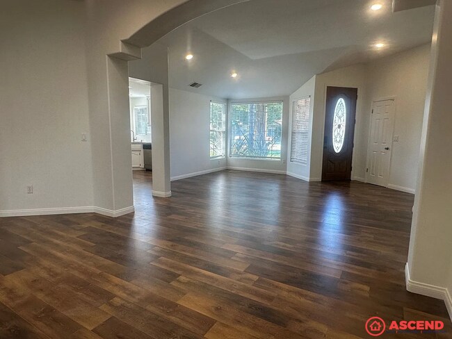 Foto del edificio - Spacious 3BD/2.5BA Home in Bakersfield's 93311 — HOA Community, Pool, Fireplace, Garage & Small P...