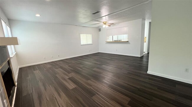 Building Photo - 3601 N Hills Dr