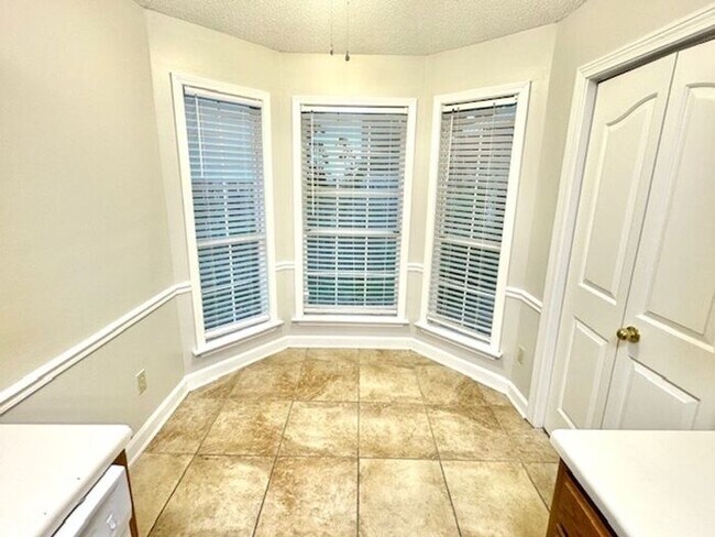 Foto del edificio - Now Leasing A 3 Bedroom 2 Bath Home In Bar...