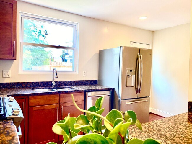 Building Photo - 3 Bedroom 2 Bathroom - Pets Welcome!