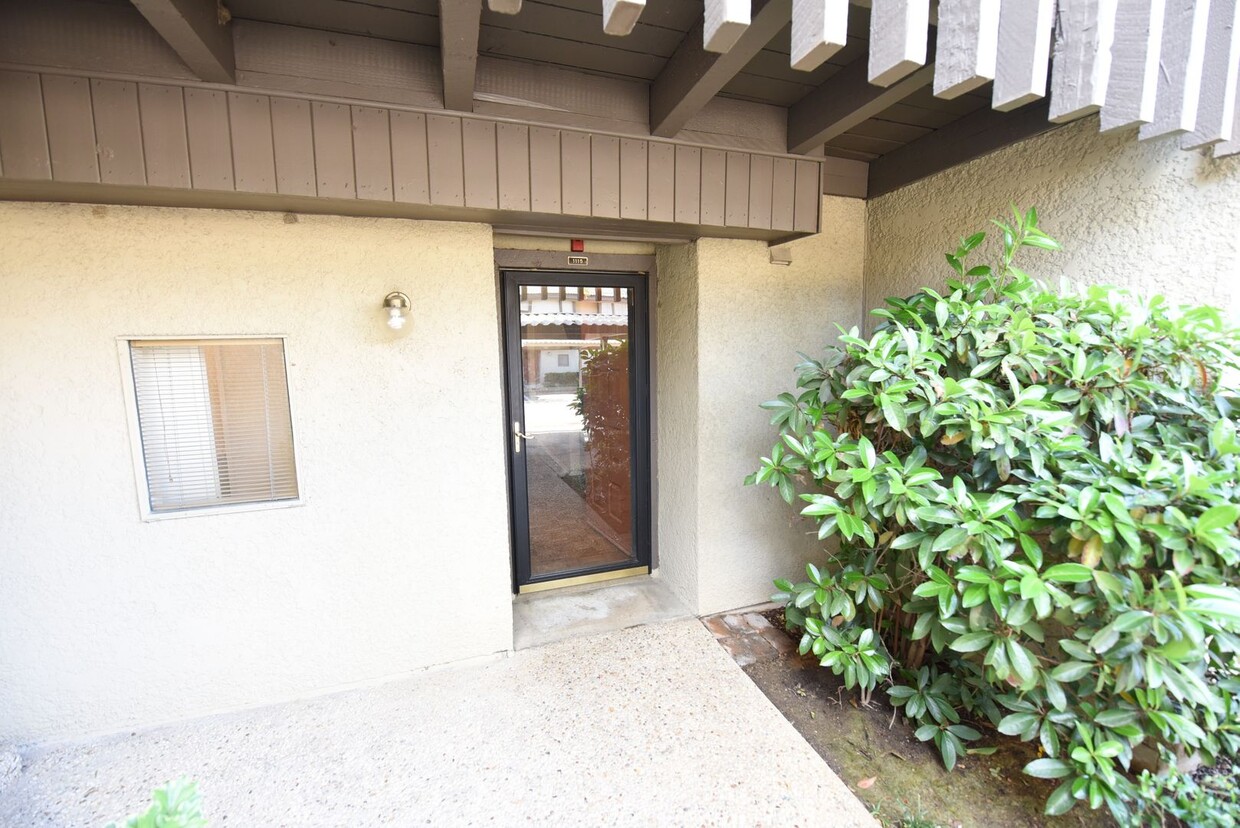 Foto principal - Spacious 2 story townhome in gated and gua...