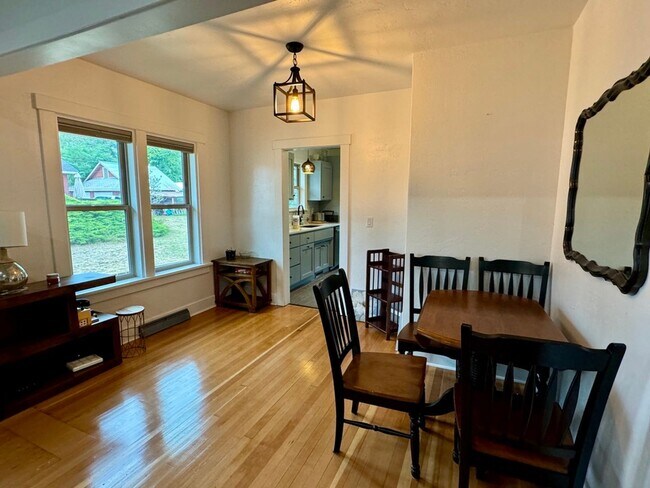 Building Photo - Beautiful Home Near Downtown CDA Furnished...