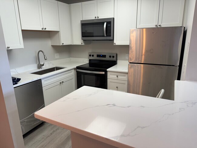 Just now renovated including quartz countertops - 12 Lake Vista Trl