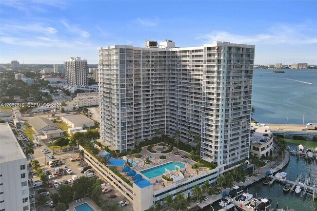 Foto del edificio - 7601 E Treasure Dr