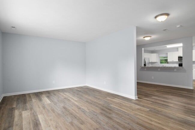 Foto del edificio - 4 Bed/2 1/2 Bathroom On Bus Line Undergrads Pets