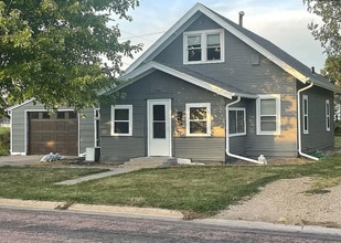 Building Photo - 910 N Winsor St