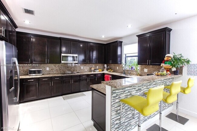 Building Photo - 4 br, 4 bath House - 9970 NW 87th Ter