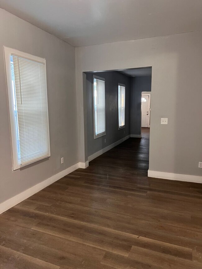 Building Photo - Ready to move in 3 bedroom home