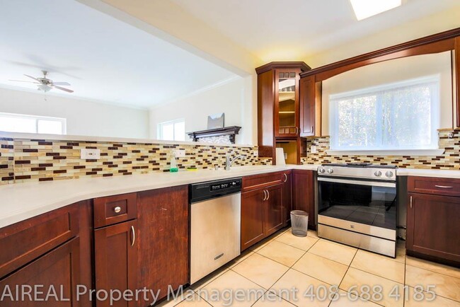 Building Photo - 15707 Highland Dr