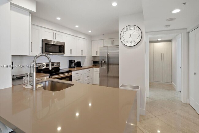 Building Photo - 1155 Brickell Bay Dr