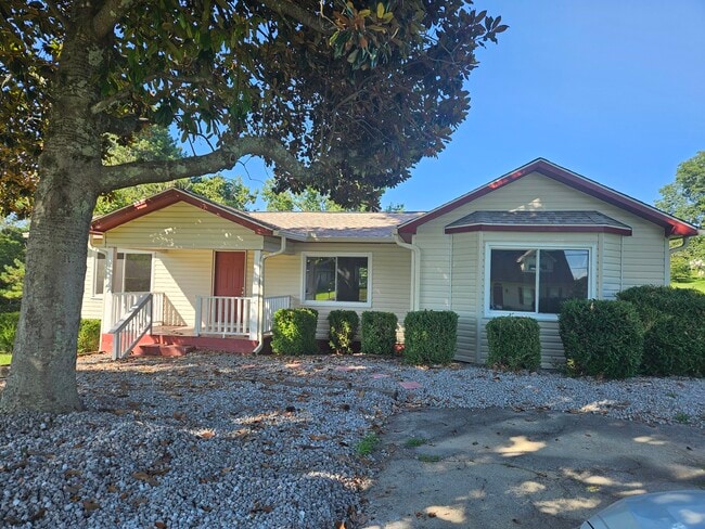 Building Photo - 495 Lakeshore Ln