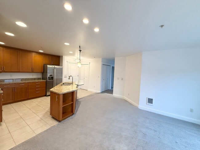 Building Photo - 2BR Condo with Private Patio Near Discovery Park – Blue Heron Community