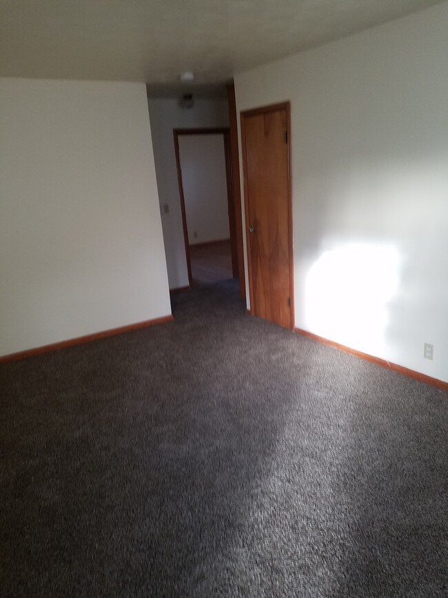 Large living room. - 735 S 2nd St