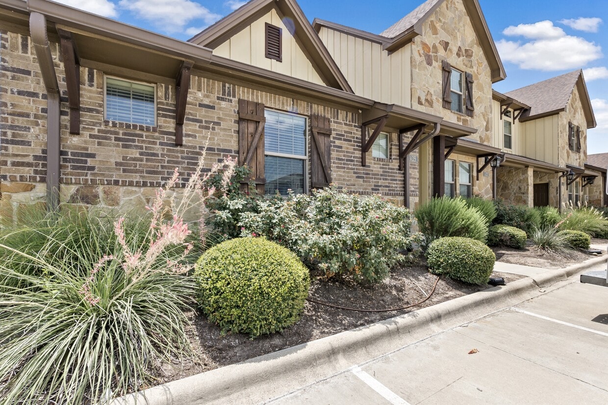 Primary Photo - 425 Baby Bear Dr