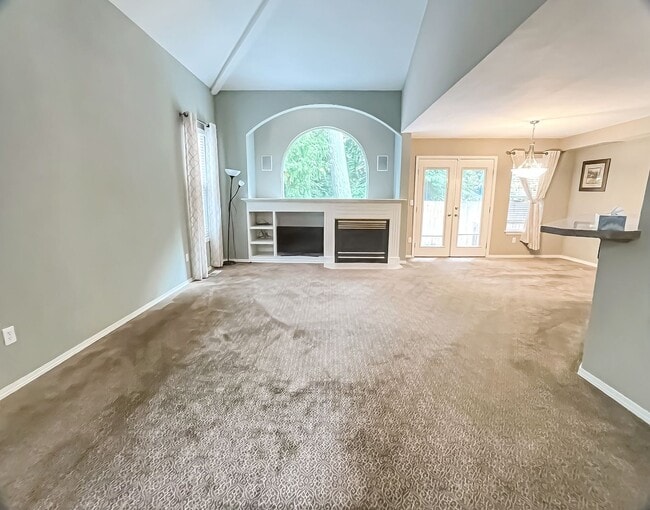 Building Photo - 3 bed/2bath Spacious Home with Soaring Cei...