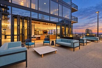 Building Photo - 400H