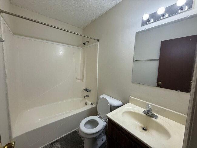 Building Photo - Nice 2 bedroom, 1 bath duplex