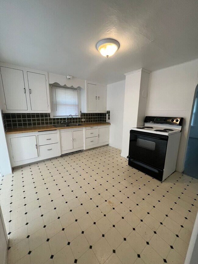 Foto del edificio - 2 Bedroom, 1 Bathroom Home - Located in St...